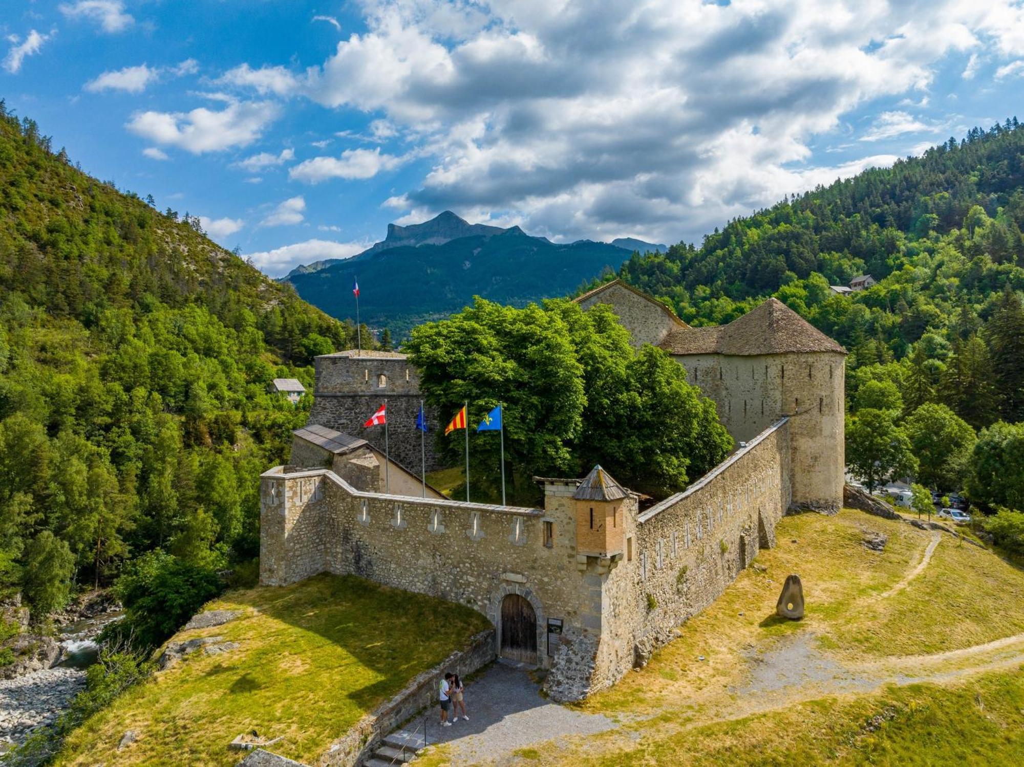 Maison Familiale Des Remparts Colmars Esterno foto